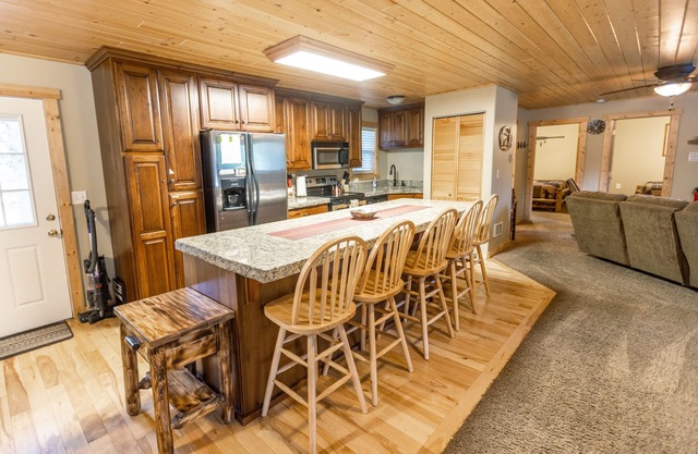 Le Chalet at Mack's Inn CLOSE TO YELLOWSTONE 里黄石公园很近；我说中文！