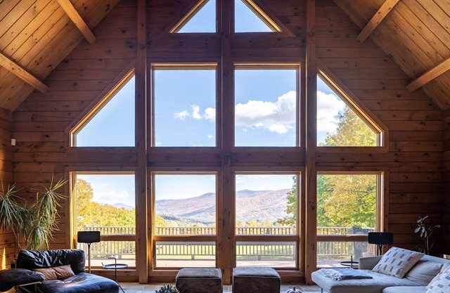 Le Chalet: Modern Design, Mountain views, Chef's Kitchen, Sauna & Hot Tub