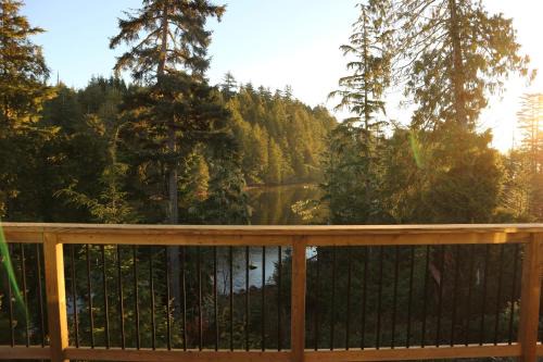 Le Chalet Waterfront Retreat