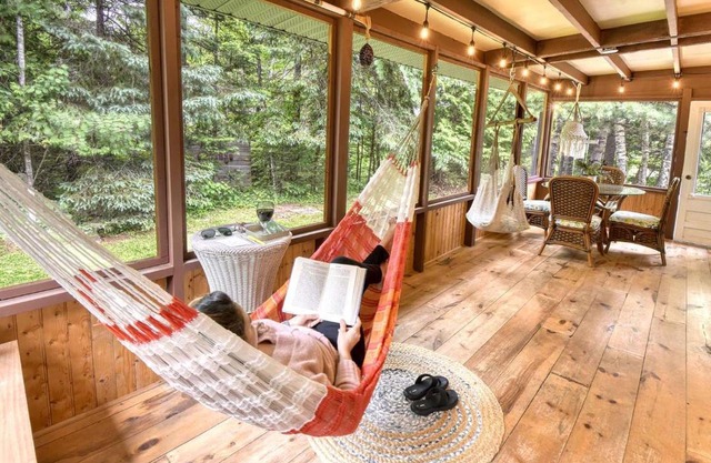 Le Chickadee Chalet, Near Mont-Tremblant, River & Beach View, Wooded Area