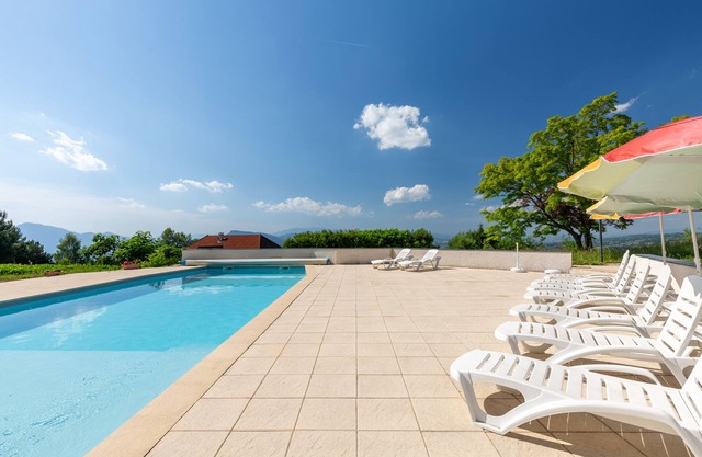 Ferienwohnung 'Colombier' in einem Chalet mit Bergblick, Outdoor Pool und WLAN