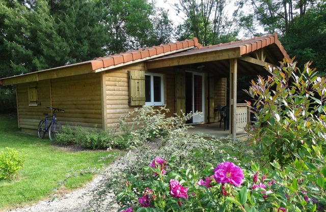 LE FAY: Chalet LE SARCELLE am Rande eines von Natur umgebenen Teiches