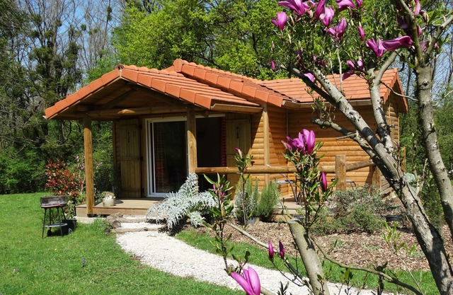 LE FAY: Chalet (Loriot) am Rande eines Teiches im Herzen der Natur