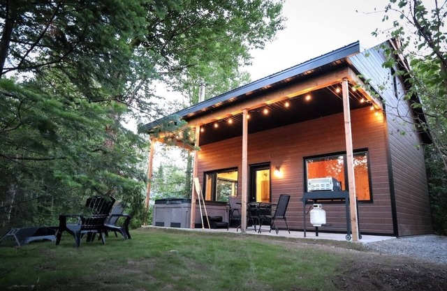 Le Geai Bleu - Waterfront Chalet with Spa