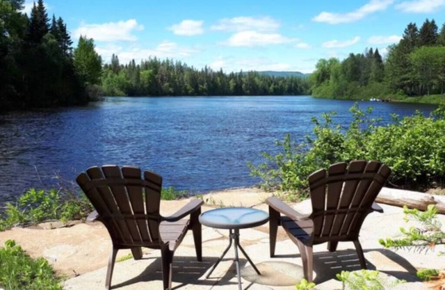 Le Geai Bleu | Waterfront Chalet with Spa
