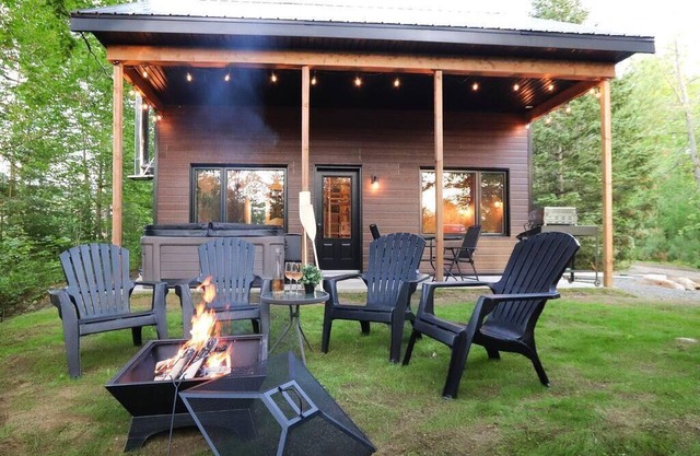 Le Huard | Waterfront Cabin with Spa