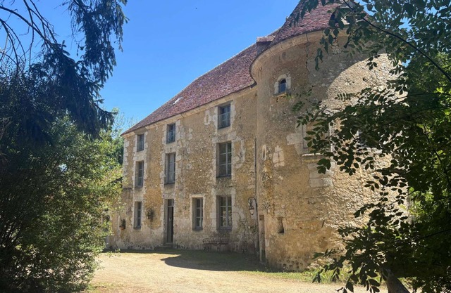 15th-century manor house with heated swimming pool