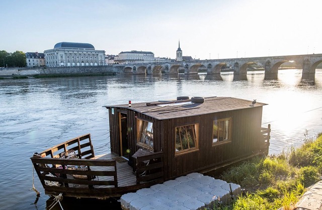Le Martin Pêcheur: Luxury ecolodge boat
