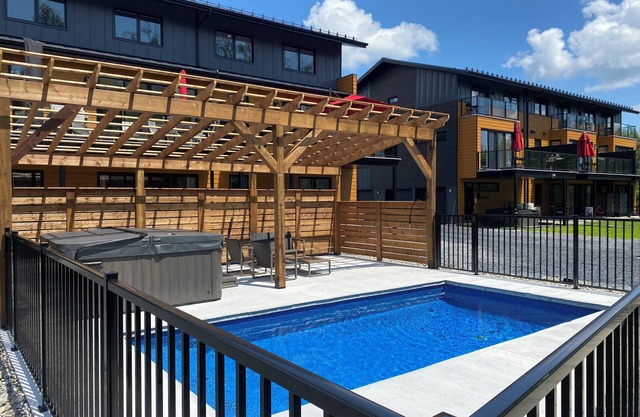 Le Memph: 3-bedroom condo-chalet with shared SPA Lake Memphremagog