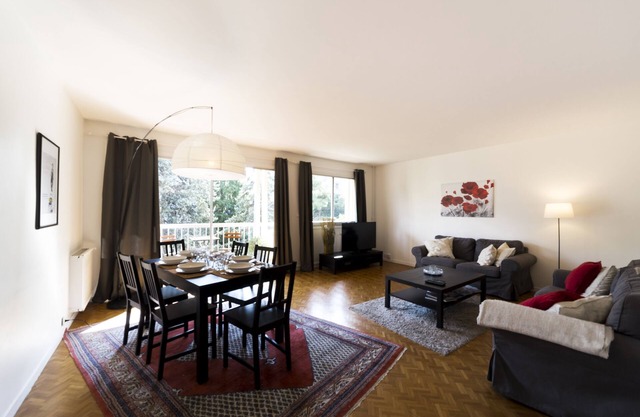 Der Parc des Frères Lumière - Balkon und Parkplatz
