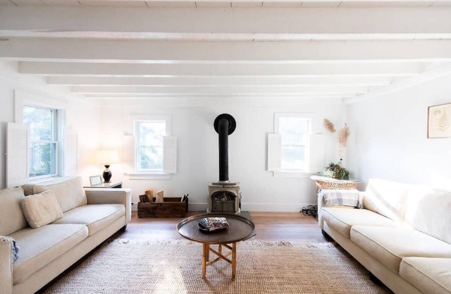 Le Petit Cottage - French Country in Saugerties
