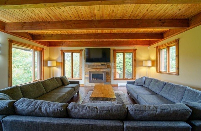Le Prestigieux, Lake, Spa, Air Conditioning, BBQ, Golf & Ski