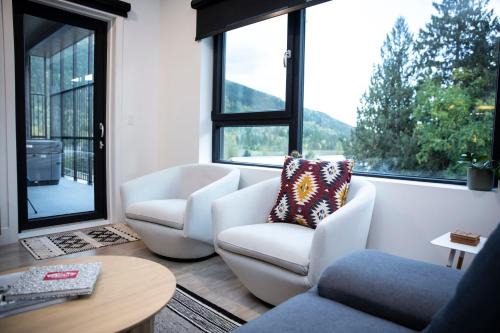 Le Refuge - Revelstoke Condo with Hot Tub
