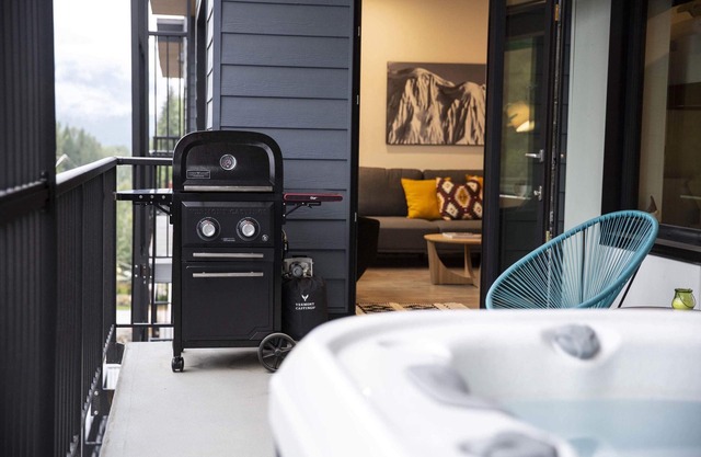 Le Refuge - Revelstoke Condo with Hot Tub