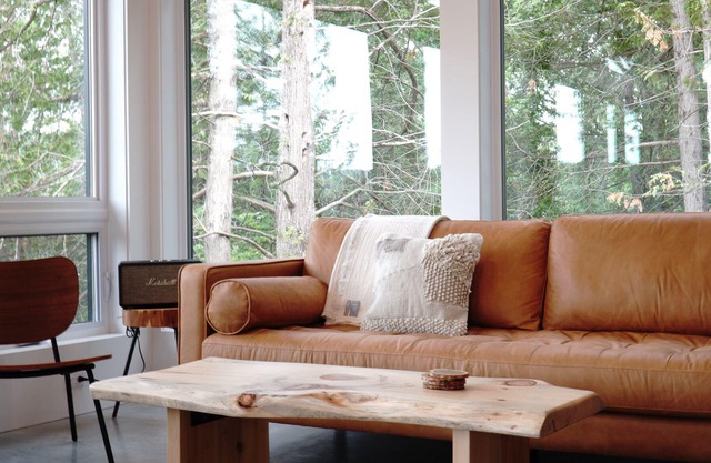 Le Riverain. Riverfront Modern Cottage.