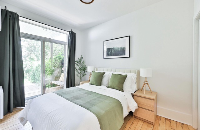 Le Vert Sauge | King Bed | AC | Terrace | Subway