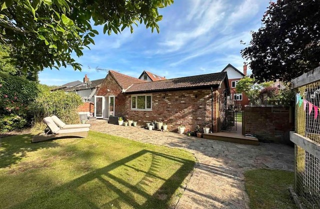 Leafy lodge in Lytham