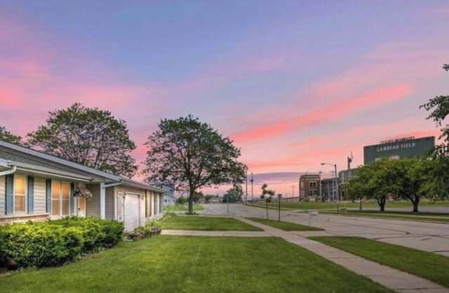 Leap to Lambeau! Green Bay home across from the stadium 5 beds + tailgate garage
