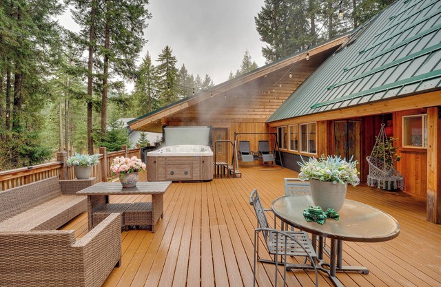 Leavenworth Cabin w/ Deck, Hot Tub & Game Room!