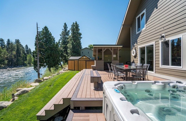 Leavenworth River Haus - Your dog-friendly, riverfront getaway with peaceful views and hot tub!