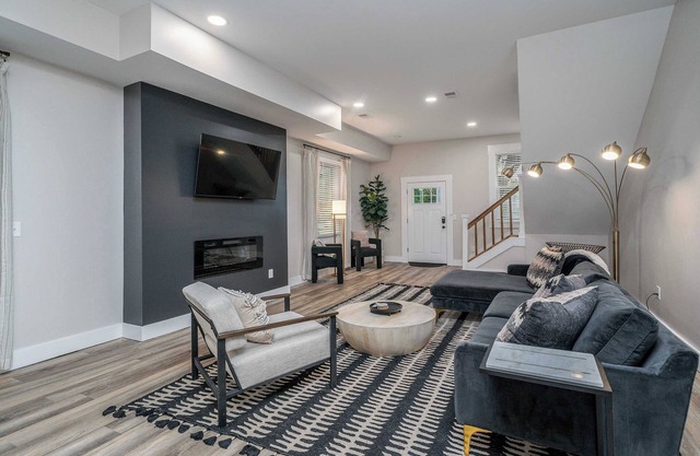 Lee Street Lodge | Minutes from DT!