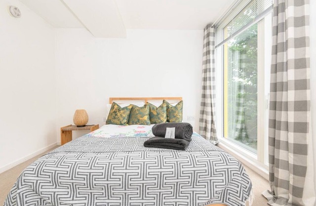Leeds - Sleeps 4 - Pet Friendly - Parking - Gym