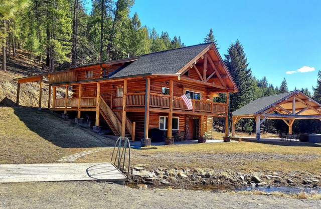 Legacy Lodge - Log Home Retreat - 5 bed 2 bath with stunning mountain views !!