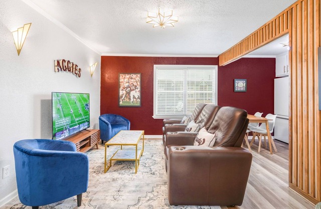 Legends: 1st Floor/2 Bdrm, Walk to A&M, King Beds