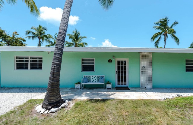 Leisure Inn Islamorada - 3/2 canal home on a double lot, bring all of the toys!