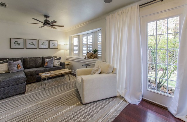 Leisure stroll to Salado Creek, golf, walk Downtown. Screened porch!
