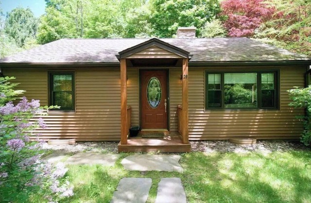 Lenox - Walk to Town - Berkshire Home