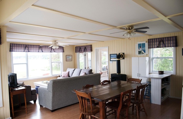 Waterfront Cottage in Brackley Beach. Close to National Park Beaches