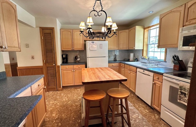 Leo's Lodge with river access - 10 mins from Whiteface!