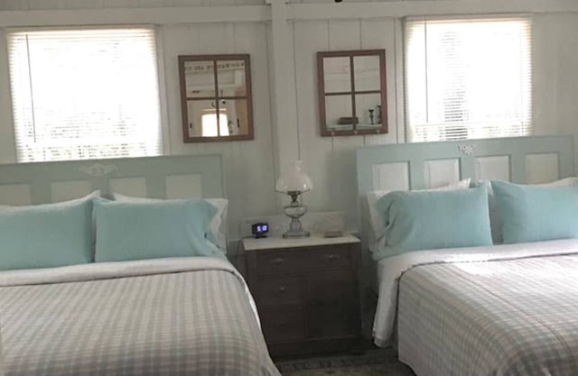 Leona’s Cottage -Uniquely Rustic Comfortably Cozy