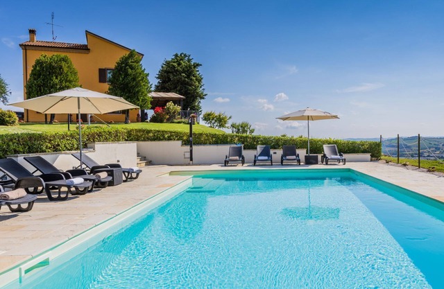 Wunderschöne Villa mit Pool und Panoramablick in Corinaldo, einer Oase der Ruhe in der Landschaft de