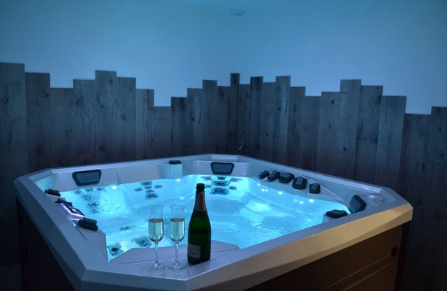Cottage LES BULLES D'EMERAUDE mit eigenem Whirlpool im Innenbereich