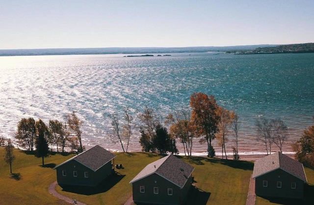 Les Chalets de la Mer, located opposite Baie-des-Chaleurs in Miguasha in Gaspési