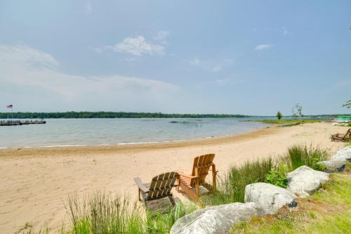 Les Cheneaux Islands Cabin 4 with Deck Pet Friendly