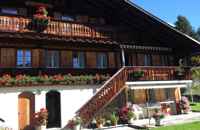 Apartment for 2 in authentic Swiss chalet 5 min from village, breakfast incl.