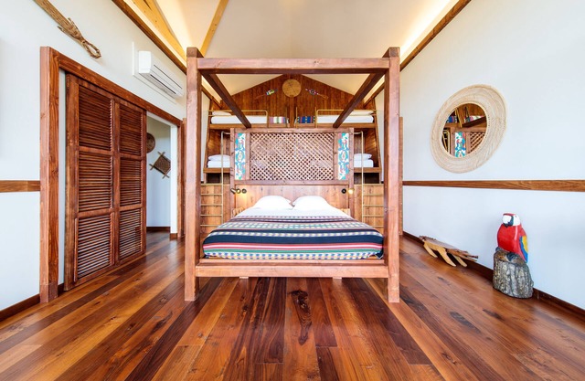 Les Lodges - Parrot World