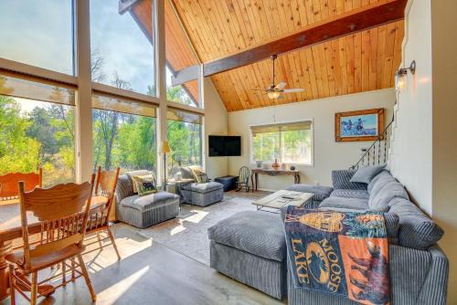 Less Than 2 Mi to Dtwn Prescott Cabin with Furnished Deck