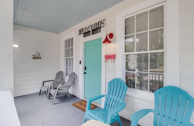 Less than a mile away from the beautiful Gulfport beaches, Mississippi Aquarium, and downtown.