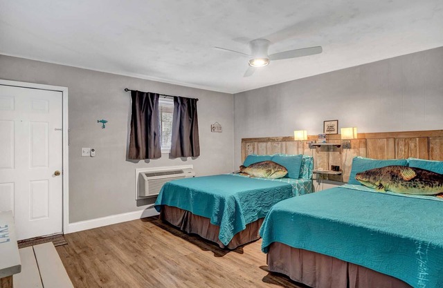 Less than a mile from Lake Fork-UPDATED-Catfish Cabin Rm 1