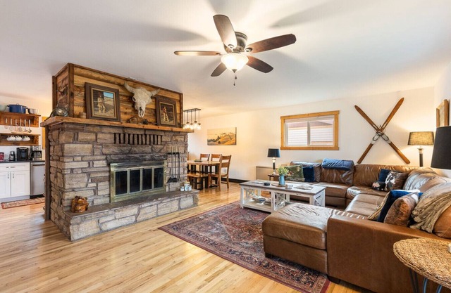 Lester’s Cottage - Riverfront Retreat