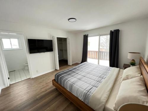 Letitia Heights !E Spacious and Quiet Private Bedroom with Private Bathroom