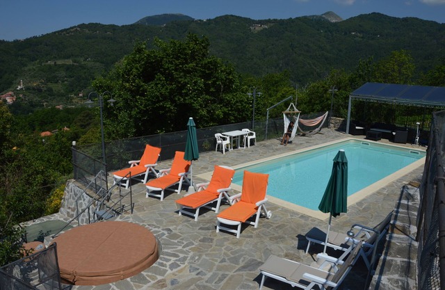 LEVANTE PANORAMABLICK AUF DIE HÜGEL ÜBER SESTRI