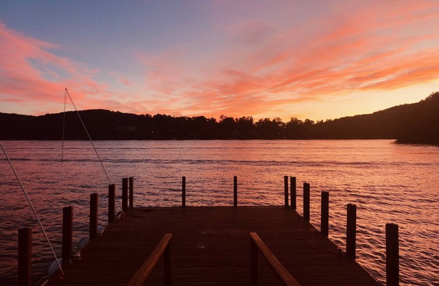 Ebener, direkter Seeufer, weite Sicht nach Westen, Strand am Candlewood Lake