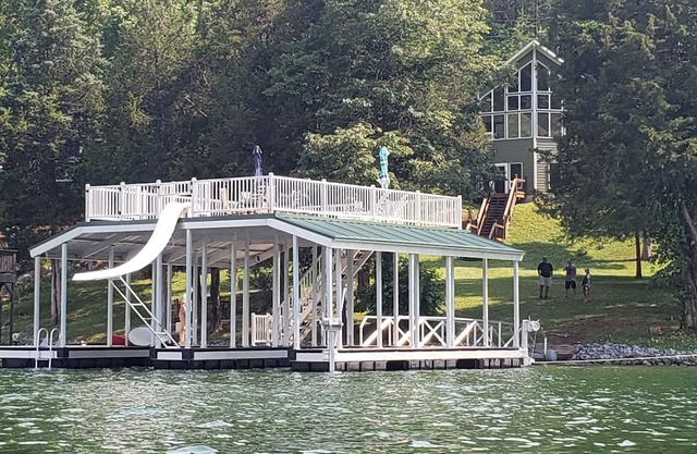 Level Lot, Nur 20 Schritte, 2-stöckiges Dock, 5BR / 3B, Internet, Rutsche
