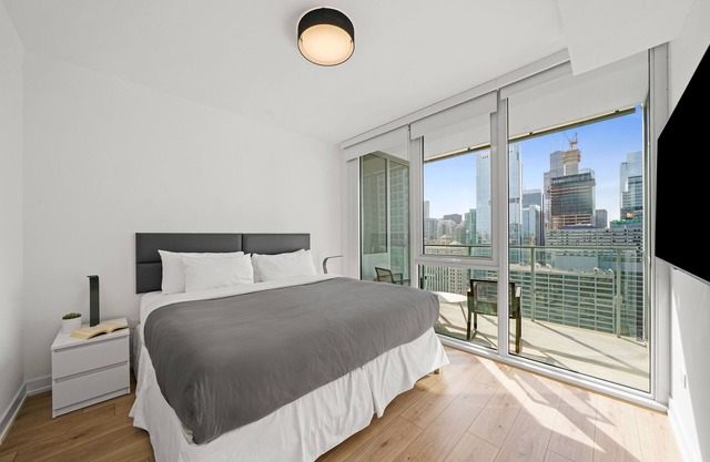 Level River North - Executive One Bedroom Suite with Office