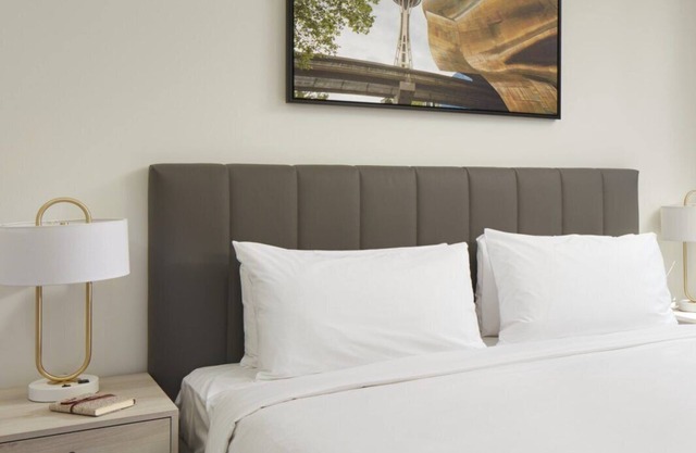 Level Seattle- Deluxe Two Bedroom Suite
